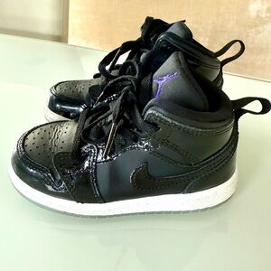 Jordan 1 Mid SE toddler boys Sneakers Size 8c. Black with White Soles